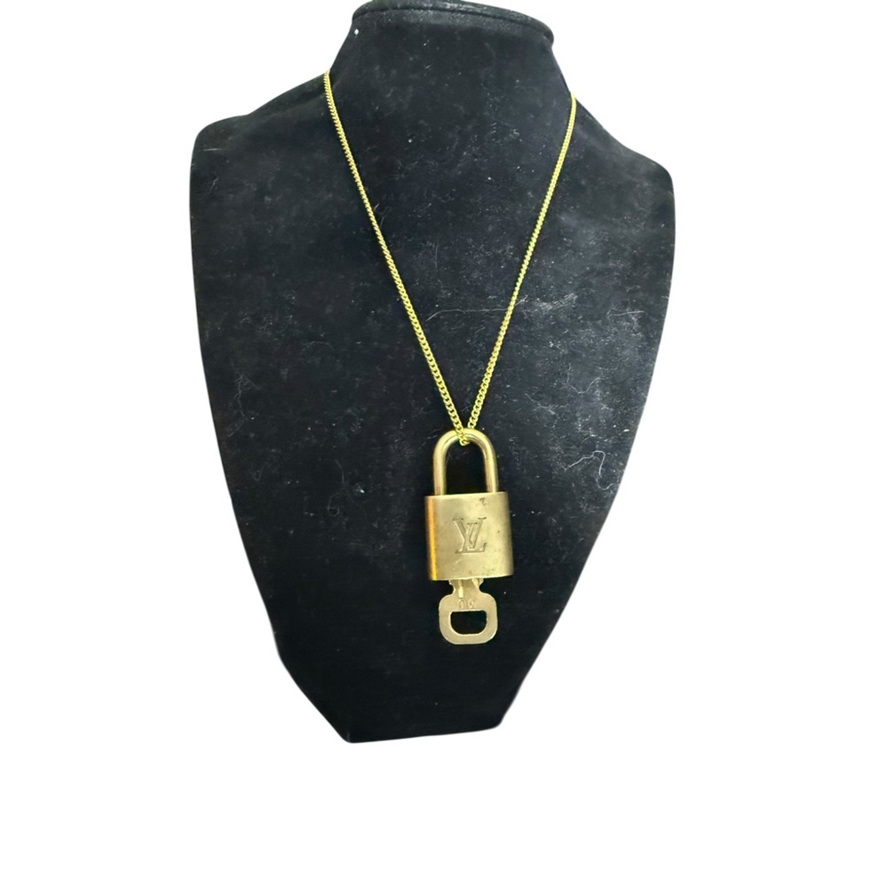 🔥Louis Vuitton lock & Key Gold Tone with Unbranded Chain 310 - Picture 3 of 6
